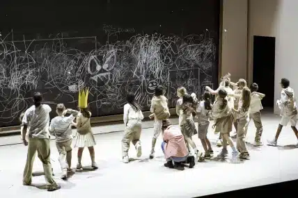 Empty House- L’Enfant et les Sortilèges, opéra de Maurice Ravel sur un livret de Colette, mini-opéra Hin und zurück de Paul Hindemith, « Filmmusik » dans Lulu d’Alban Berg, Like Flesh de Sivan Eldar, Horoscope de Constance Lambert ; mise en scène de Maëlle Dequiedt, direction musicale de Karel Deseure, Opéra des Flandres, 2024 © WM