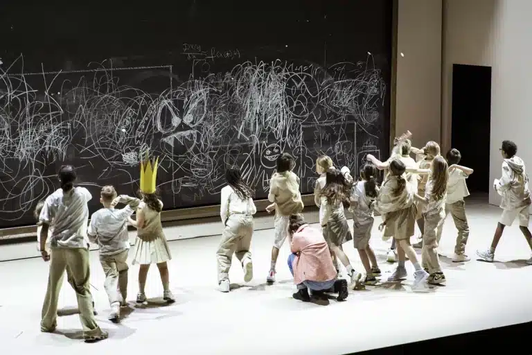 Empty House- L’Enfant et les Sortilèges, opéra de Maurice Ravel sur un livret de Colette, mini-opéra Hin und zurück de Paul Hindemith, « Filmmusik » dans Lulu d’Alban Berg, Like Flesh de Sivan Eldar, Horoscope de Constance Lambert ; mise en scène de Maëlle Dequiedt, direction musicale de Karel Deseure, Opéra des Flandres, 2024 © WM