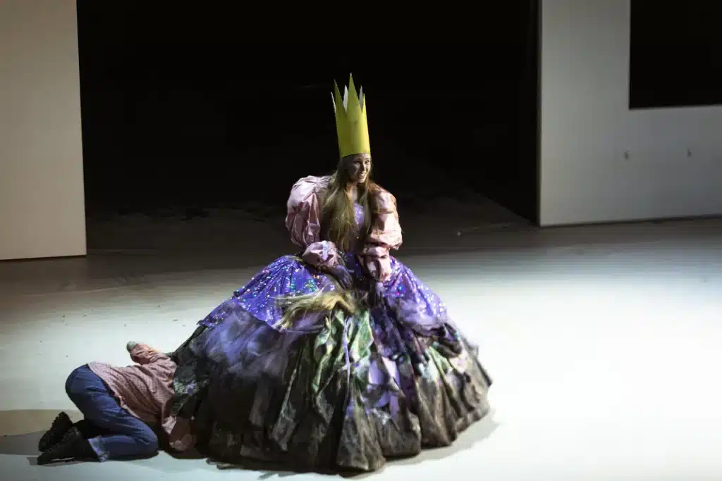 Empty House- L’Enfant et les Sortilèges, opéra de Maurice Ravel sur un livret de Colette, mini-opéra Hin und zurück de Paul Hindemith, « Filmmusik » dans Lulu d’Alban Berg, Like Flesh de Sivan Eldar, Horoscope de Constance Lambert ; mise en scène de Maëlle Dequiedt, direction musicale de Karel Deseure, Opéra des Flandres, 2024 © WM
