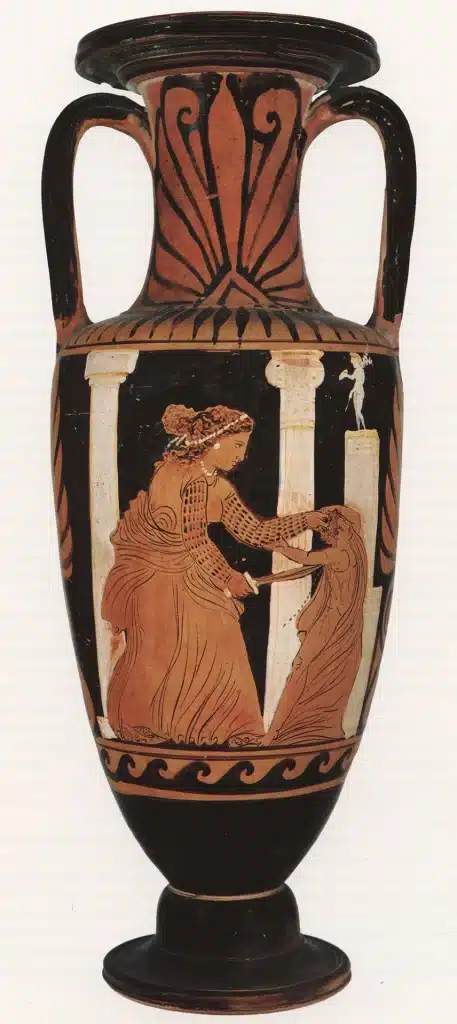 Amphore à col à figures rouges campanienne
Ce n’est qu’après la représentation de la pièce d’Euripide, jouée en 431 av. J.-C., que la Médée infanticide devient un thème populaire chez les peintres, preuve de l’influence du théâtre sur certains choix picturaux. On dénombre un nombre conséquent de vases consacrés au forfait infanticide de Médée, qui frappent par la violence d’exécution. Médée est tantôt représentée agrippant son fils et lui plongeant un glaive dans l’aisselle (Fig. 12), le sang jaillissant de la blessure du petit enfant.
Paris, Musée du Louvre, peintre d’Ixion