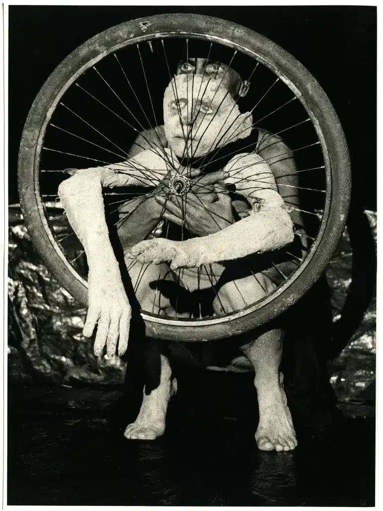 “Chair de ma chair", conçu, adapté, mis en scène par Ilka Schönbein, inspiré par "Pourquoi l'enfant cuisait dans la polenta" récit-mémoire d'Aglaja Veteranyi. Masques, marionnettes et costumes : Ilka Schönbein. 2006, TCM- Théâtre de Charleville-Mézière (France)©Marinette Delanne