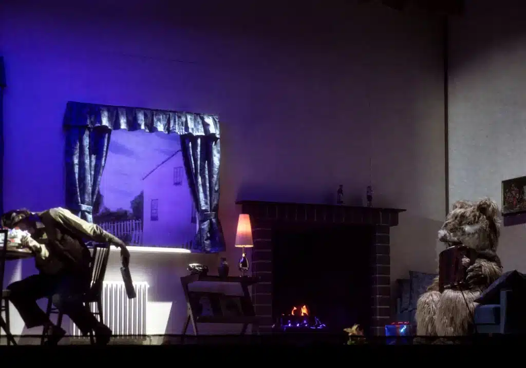 Empty House- L’Enfant et les Sortilèges, opéra de Maurice Ravel sur un livret de Colette, mini-opéra Hin und zurück de Paul Hindemith, « Filmmusik » dans Lulu d’Alban Berg, Like Flesh de Sivan Eldar, Horoscope de Constance Lambert ; mise en scène de Maëlle Dequiedt, direction musicale de Karel Deseure, Opéra des Flandres, 2024 © WM