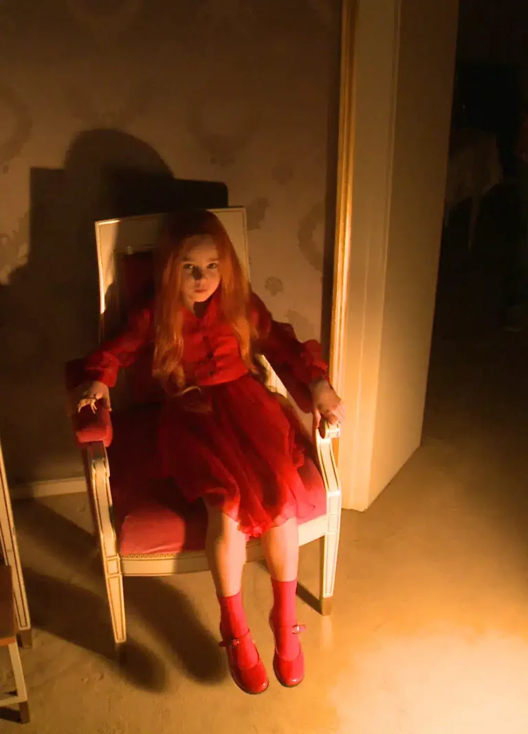 Image extraite de la vidéo La petite fille sans ombre dans l'opéra La femme sans ombre (acte II, scène 16) de R. Strauss, livret de Hugo von Hoffmannsthal, mise en scène de K Warlikowski, direction musicale de K. Petrenko, 2013, Bayesrische Staatsoper. © Denis Guéguin